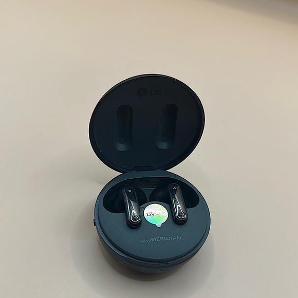 LG TONE Free FP9 Active Noise Cancelling True Wireless Bluetooth Earbuds - Picture 1 of 2
